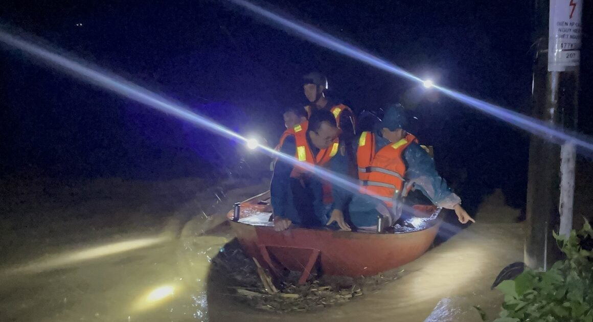 LỰC LƯỢNG CHỨC NĂNG NGHÊU NGOẠI ĐÊM ĐỂ GIẢI CỨU CẶP NGƯỜI LỚN TUỔI BỊ KẸT VƯỢT NƯỚC SIÊU SẠCH Nhưng đầy nguy hiểm!