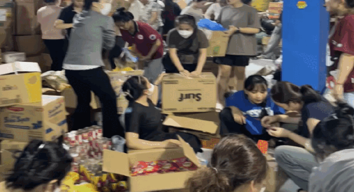 HÀNG TRĂM NGƯỜI TP.HCM CHUNG TAY GOM GẠO, THÙNG MÌ GỬI ĐIỀU GÌ MÀ KHIẾN AI CŨNG RƯNG RƯNG TRONG LÒNG?