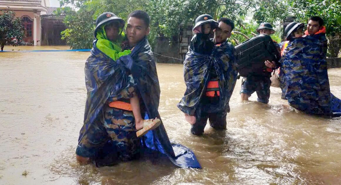 ĐẠI TƯỚNG NGUYỄN TÂN CƯƠNG RA CHỈ ĐẠO CHỐNG LŨ LỚN NHẤT, ĐẶT RA NGHỊCH LƯỢC ỨNG PHÓ KHẮC NGHIỆT!