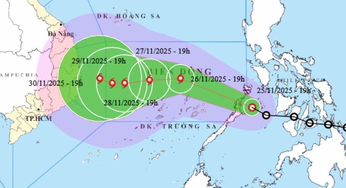 BÃO SỐ 15 ĐANG ẬP ĐẾN BIỂN ĐÔNG, GÂY NGHI VẤN CHO 4 TỈNH VÀ KHẨN CẢO CẢNH GIÁC!