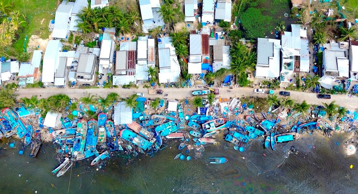SAI LẦM CHẾT NGƯ DÂN SAU BÃO: KHU VỰC NEO ĐẬU TAN HOANG, HÀNG CHỤC TÀU THUYỀN CHẠY MÁU KHÔNG CÒN GÌ!
