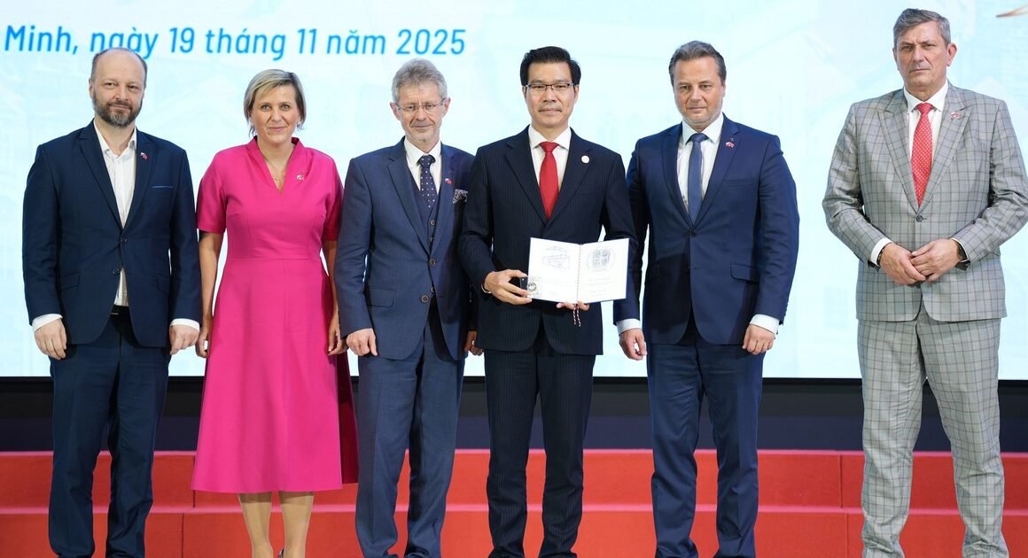 NGƯỜI ĐỨNG ĐẦU THƯỢNG VIỆN QUỐC HỘI CZECH VÀO CHIẾC KÝ NIỆM CHƯƠNG KHÁC BIỆT CHO NHÀ GIÁO VIỆT NAM VÌ GÓP PHẦN XÂY DỰNG MÔI TRƯỜNG GIÁO DỤC TIÊN TIẾN THẾ GIỚI