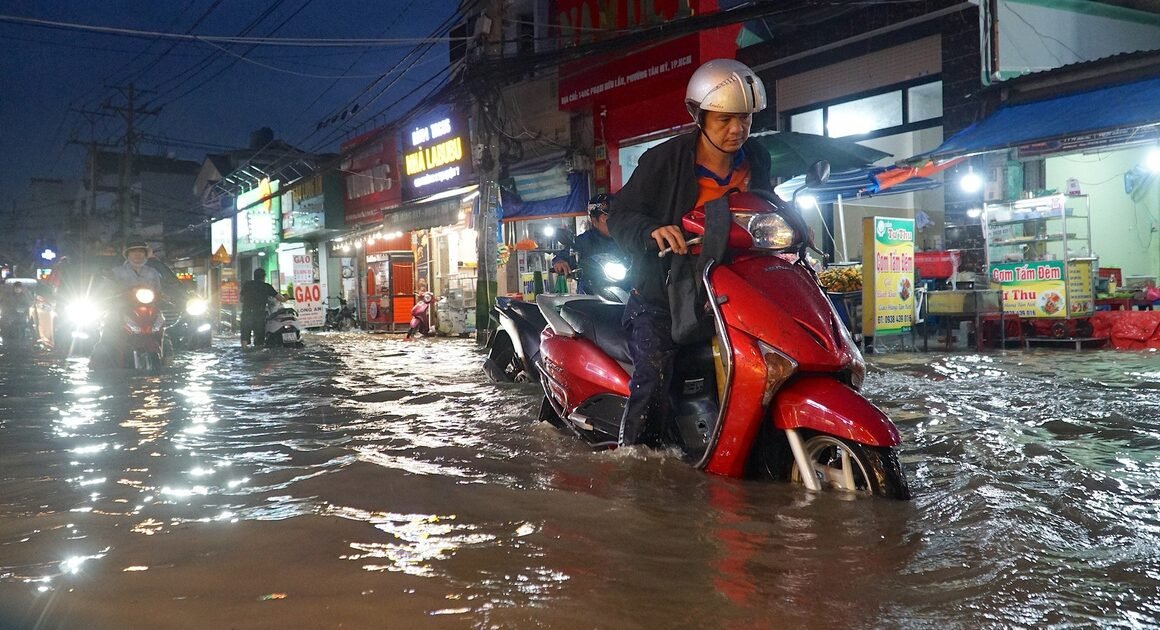 TRIỀU CƯỜNG ĐẨY CAO GÂY NGẬP NẶNG, CHUYẾN ĐI CỦA NGƯỜI DÂN SANG CHOÁNG KHÓ KHĂN