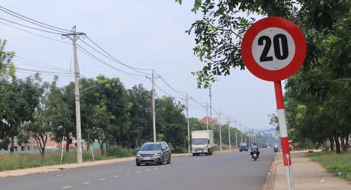 CẢNH BÁO: TẠI SAO BIỂN BÁO GIỚI HẠN TỐC ĐỘ 20 KM/GIỜ TRÊN ĐƯỜNG TRONG KHU CÔNG NGHIỆP ĐỒNG XOÀI 3 LẠI KHIẾN NGƯỜI DÂN VĂN VẬY!