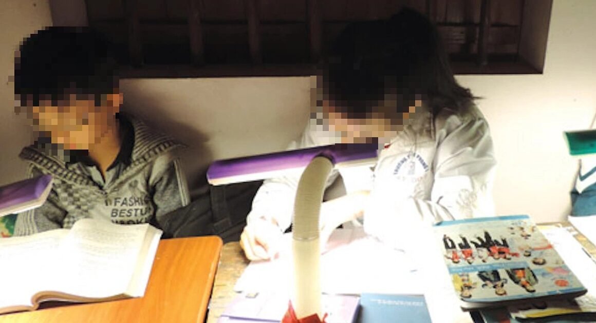 CHƯA NGHĨ ĐẾN, CHA MẸ CÓ THỂ BỊ XỬ PHẠT HÀNH CHÍNH ĐẾN 10 TRIỆU ĐỒNG VÌ ÉP CON HỌC QUÁ SỨC!