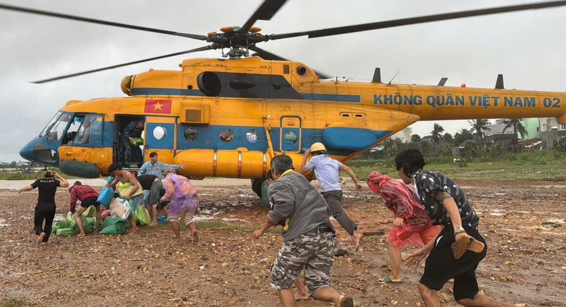 TRUNG ĐOÀN KHÔNG QUÂN 917 BAY VÀO ‘RỐN LŨ’ CỨU NGƯỜI DÂN QUA NHỮNG LỜI KHUYẾT DẤU NHẬN BIẾT CÁCH ẨN ĐẲNG TRÁI TIM HẬU CÁC THIÊN TƯƠNG TRỜI