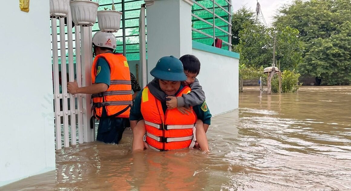 NƯỚC SÔNG CÁI PHAN RANG DƯỜNG DỘI, HÀNG TRĂM HỘ DÂN PHẢI SƠ TÁN KHẨN CẤP!
