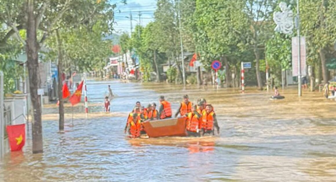 LŨ LỤT KINH HOÀNG Ở CÁT TIÊN, LÂM ĐỒNG: SỨC MẠNH CỦA QUÂN ĐỘI VÙNG DẬY NGƯỜI DÂN ỨNG PHÓ!