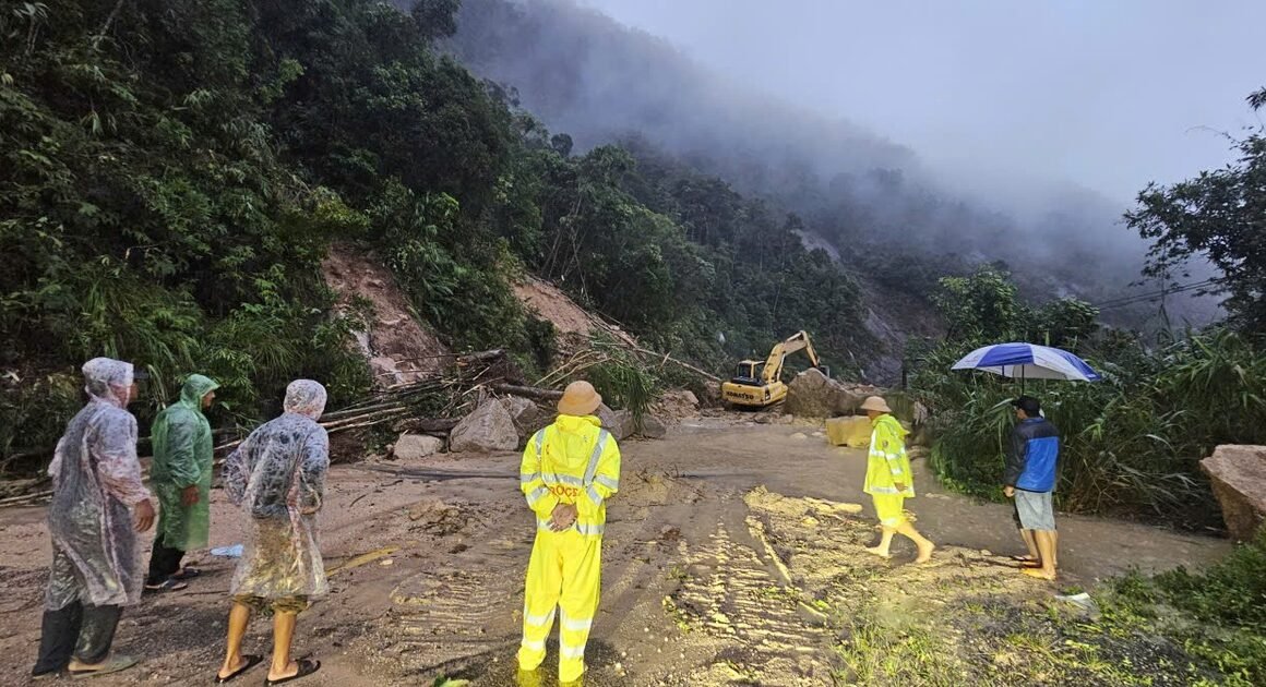 LỰC LƯỢNG CSGT LÂM ĐỒNG VƯỢT QUA HÀNG LOẠT SỐC SẨM TRẬN ĐỂ GIẢI CỨU 11 NGƯỜI BỊ NẶT TRÊN ĐÈO KHÁNH LÊ SUỐT HƠN 2 NGÀY!