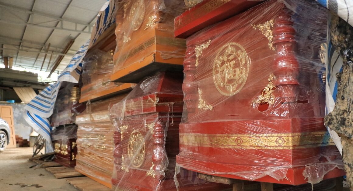 QUÁI VẬT KHIẾN VÙNG LŨ PHỦ MÀU U ÁM, NHIỀU QUAN TÀI ĐƯỢC CHỞ ĐẾN CHÙA MÀ KHÔNG HẠ CÁI NÀY!