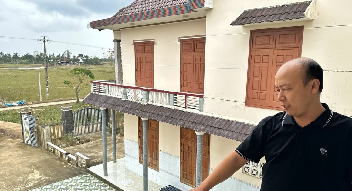 BÊN GIỮA BIỂN NƯỚC CUỒN CUỘN, CĂN NHÀ 2 TẦNG CỨU SỐNG HƠN 100 NGƯỜI TRONG 3 NGÀY KHỦNG HOẢNG