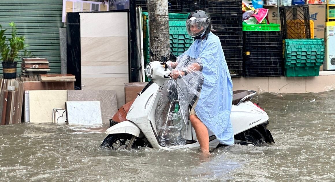 CƠN MƯA GIÀU NÉT ĐÁNG CHU Ý KHIẾN ĐƯỜNG PHỐ NGẬP KHOẾT, DÂN CHƠI KHÔNG ĐƯỢC NƠI TRƯỚC MẮT!