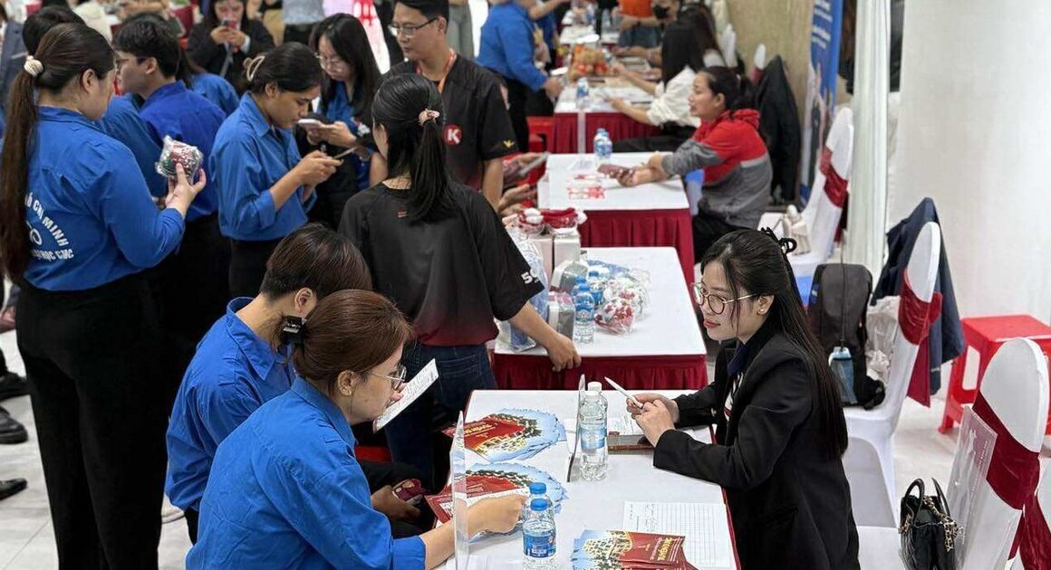 KHÁM PHÁ CÁCH HÀ NỘI ĐANG ĐỔI MỚI THỊ TRƯỜNG LAO ĐỘNG VÀ PHÁT TRIỂN BỀN VỮNG!