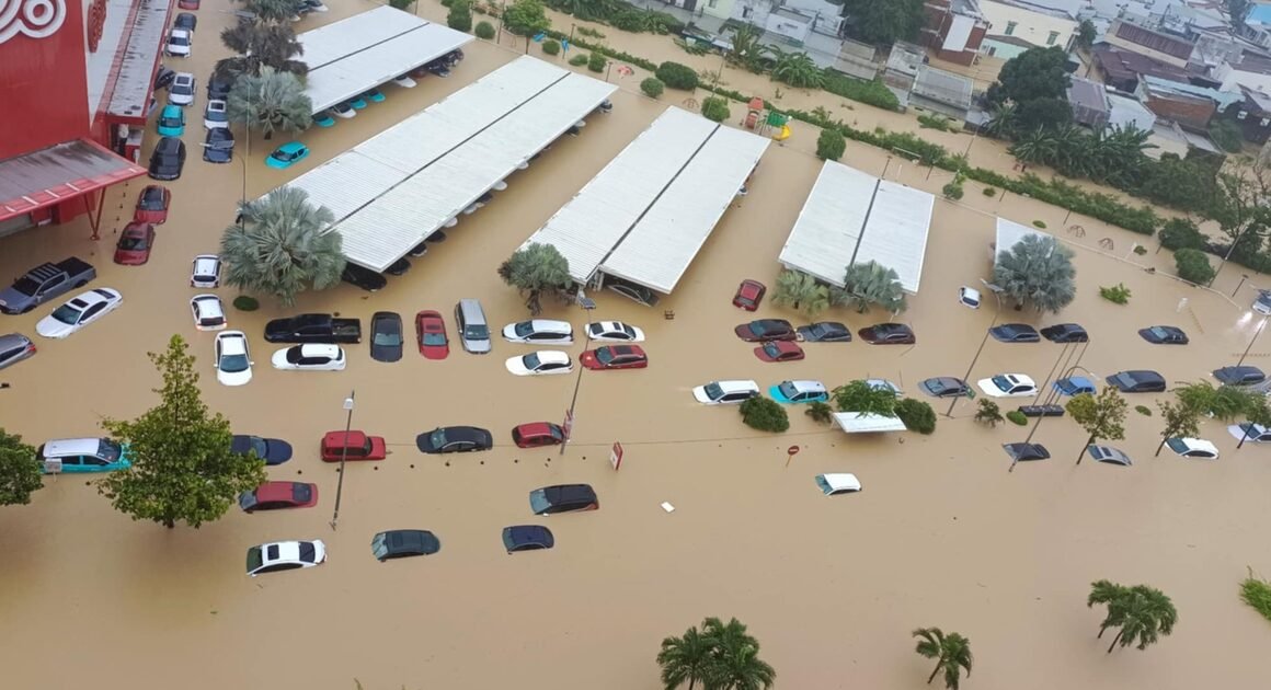 MƯA LỚN ĐƯỢC CHĂM SÓC TỪ TRÊN TẦNG CAO, NHƯNG DƯỚI DẦY NGẬP NƯỚC NGƯNG CHÂN!