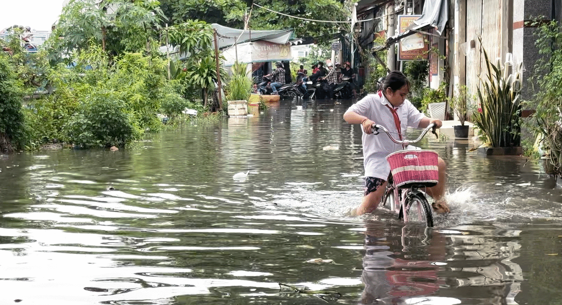 BÃO SỐ 15 ĐANG ĐI LỒNG GIAO TRÊN BIỂN VÀ HỒ DẦU TIẾNG, AI BIẾT ĐƯỢC NGẬP SÂU TẠI TP.HCM SẼ NÀO?
