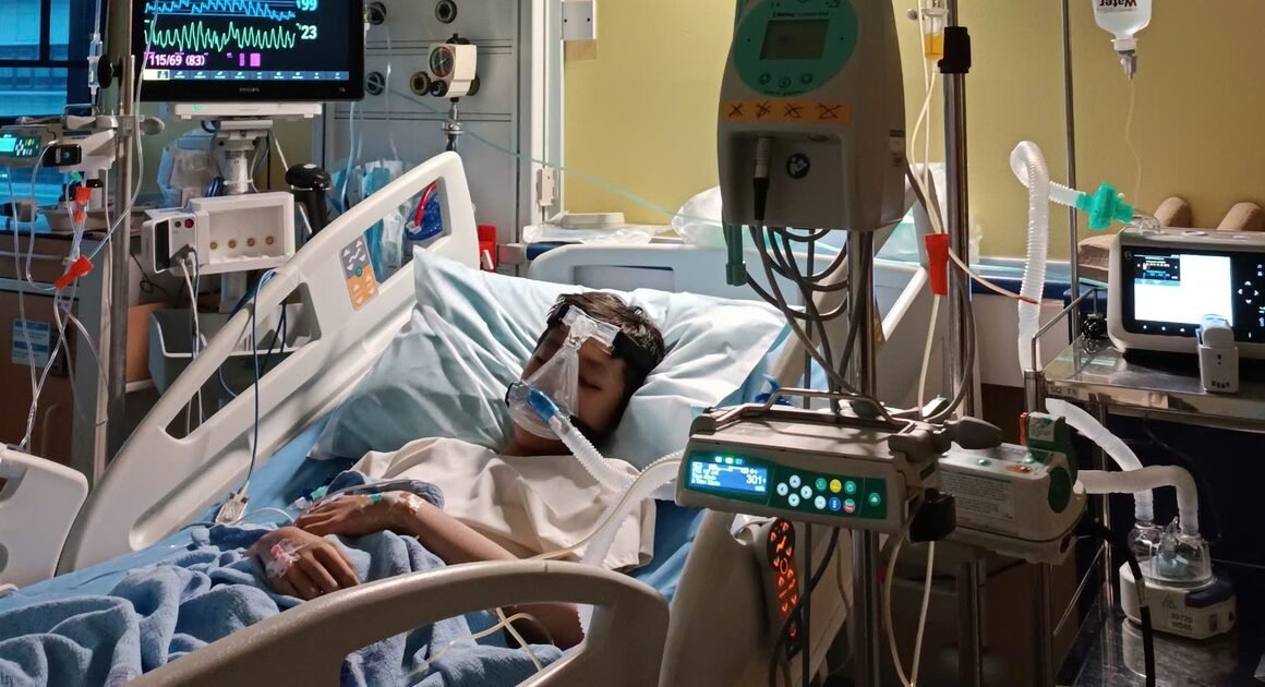 NGƯỜI CHA CỐ GẮNG BÁN NHÀ DUY NHẤT ĐỂ CỨU CON TRAI MẮC UNG THƯ MÁU VÀ ĐƯỢC BÁO THANH NIÊN HÀNG CHỤC TRIỆU ĐỒNG CHUNG TAY GIÚP ĐỠ!