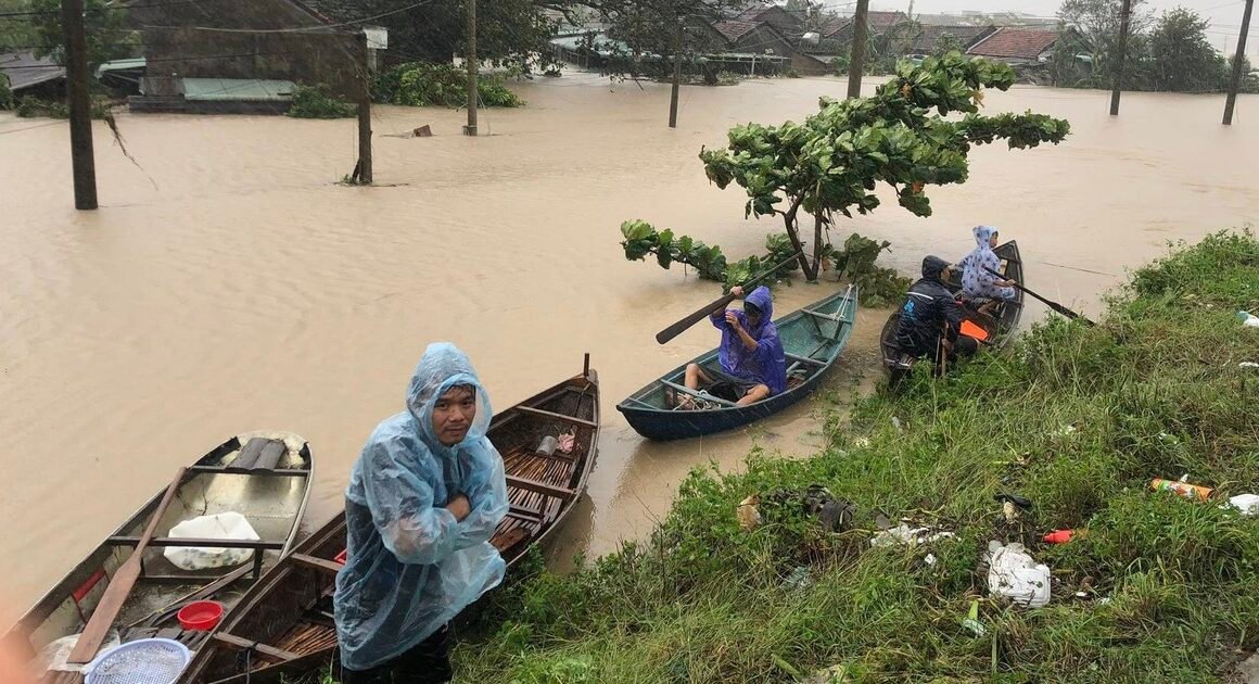 CON ĐƯỜNG SỐNG NGHIỀN NÁT GIỮA GIÁ RÉT: NGƯỜI DÂN VÙNG LŨ PHÚ YÊN CŨ KÊU CỨU TRONG CẢNH MÁI NHÀ NHƯNG BẤT KHẨN!