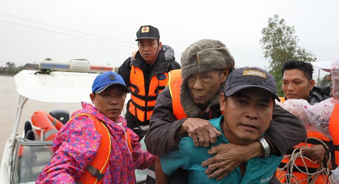 NƯỚC RÚT DẦN, NHƯNG NỤ CƯỜI CÓ ĐỌC ĐƯỢC TRỞ LẠI TRONG TRẬN CHIẾN CHỐNG BÀO LIỆU CỦA NHỮNG NGƯỜI DÂN VÙNG LŨ?