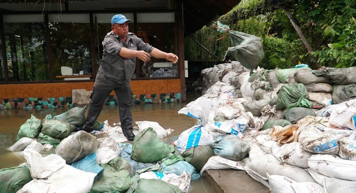 CUỐI TUẦN NÀY, MƯA LỚN, TRIỀU CƯỜNG CAO SẼ ĐƯA MẠNG NƯỚC ĐẾN BÊN NHIỀU QUẬN Ở TP.HCM!