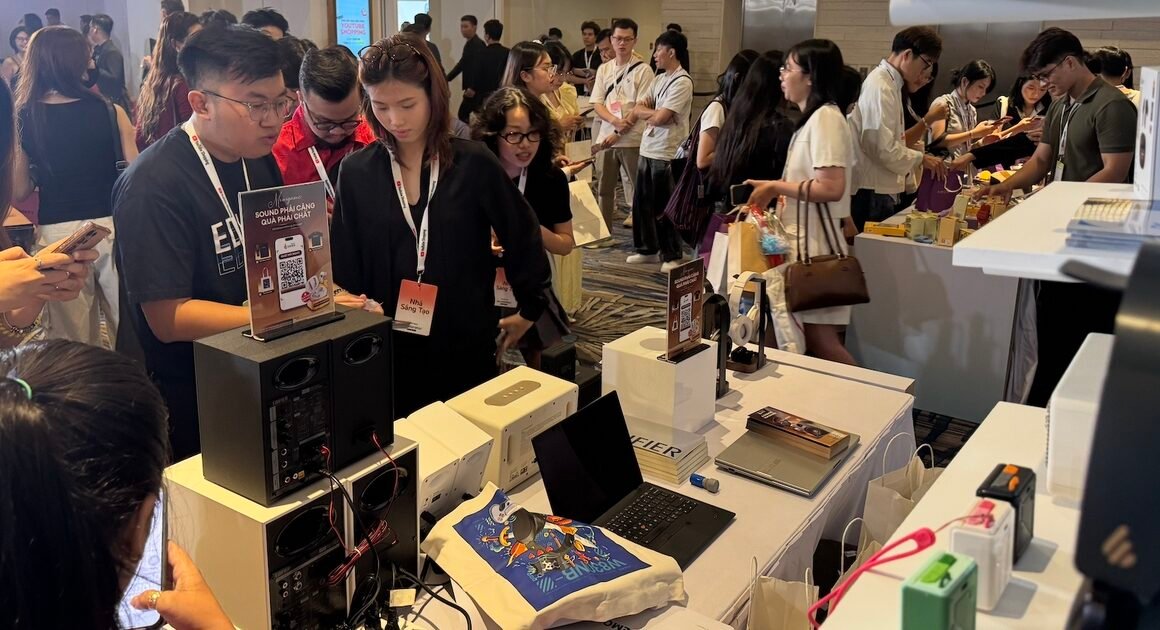 LÀM THẾ NÀO ĐỂ VỪA ĐẠT ĐỈNH KINH TẾ SỐ, VỪA BẢO VỆ QUYỀN LỢI NGƯỜI TIÊU DÙNG TRONG THẾ GIỚI MẠO HIỂM CỦA THƯƠNG MẠI ĐIỆN TỬ?