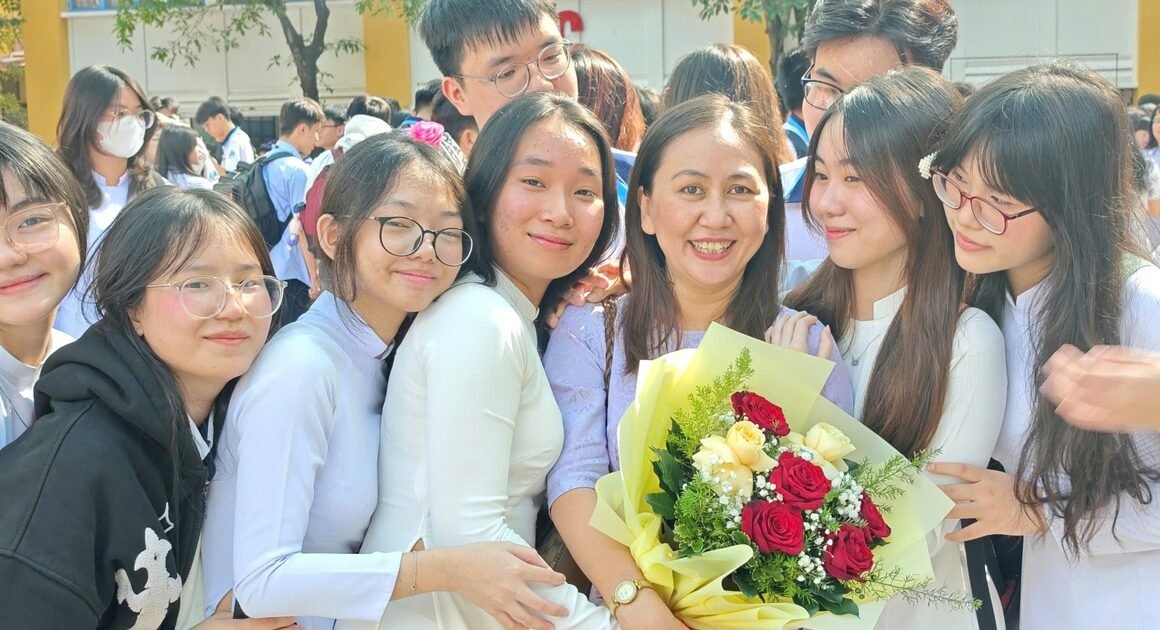 KHÔNG CHỈ LÀ NGÀY NHÀ GIÁO, ĐÓ LÀ MỘT BƯỚC NGOẶT LỊCH SỬ ĐÁNG NHỚ!