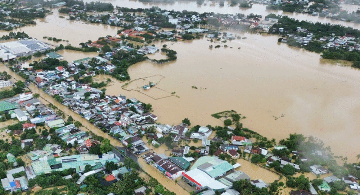 LŨ MIỀN TRUNG ĐANG GÂY NGUYÊN CHIẾN ĐỈNH LỊCH SỬ, DỰ BÁO MƯA LỚN TIẾP TỤC DIỄN BIẾN PHỨC TẠP!