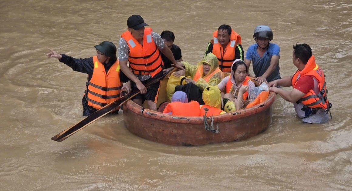 MƯA LŨ MIỀN TRUNG NGÀY CÀNG DẦN NHỮNG THIÊN THAI KHÓ LƯỜNG!