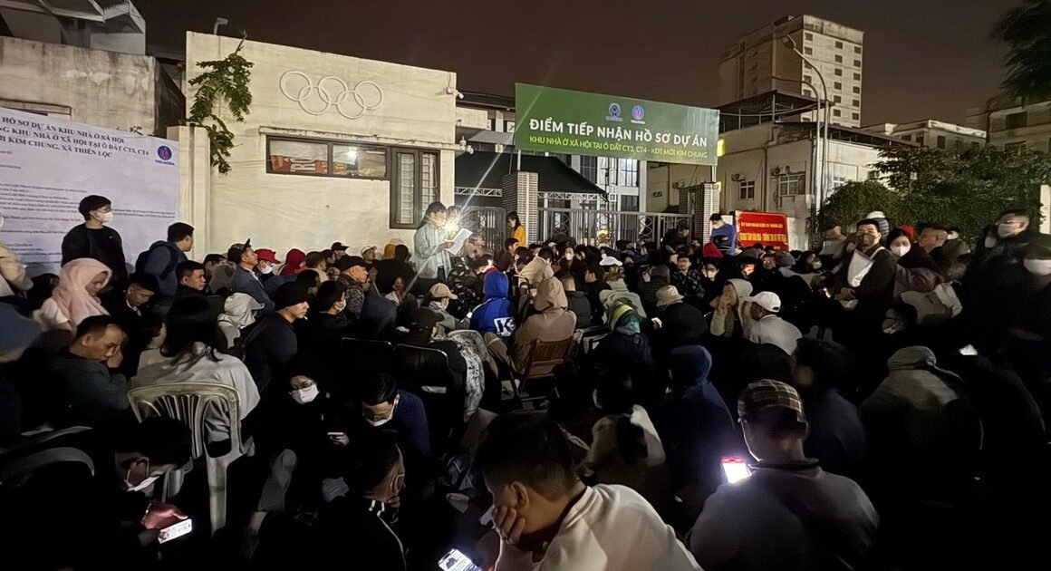 TẠI SAO NGƯỜI DÂN XẾP HÀNG CHỜ NHIỀU NGÀY VẪN KHÔNG THỂ SỞ HỮU NHÀ Ở XÃ HỘI, TRONG KHI GIÁ CHÊNH LỆCH LÊN ĐẾN HÀNG TRĂM TRIỆU ĐỒNG?