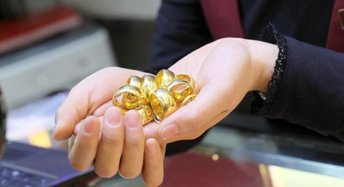 GIÁ VÀNG GIẢM ĐẾN GẦN 5 TRIỆU ĐỒNG/LƯỢNG, RỦI RO TRÊN THỊ TRƯỜNG CÒN GẦN HƠN BAO GIỜ HẾT!