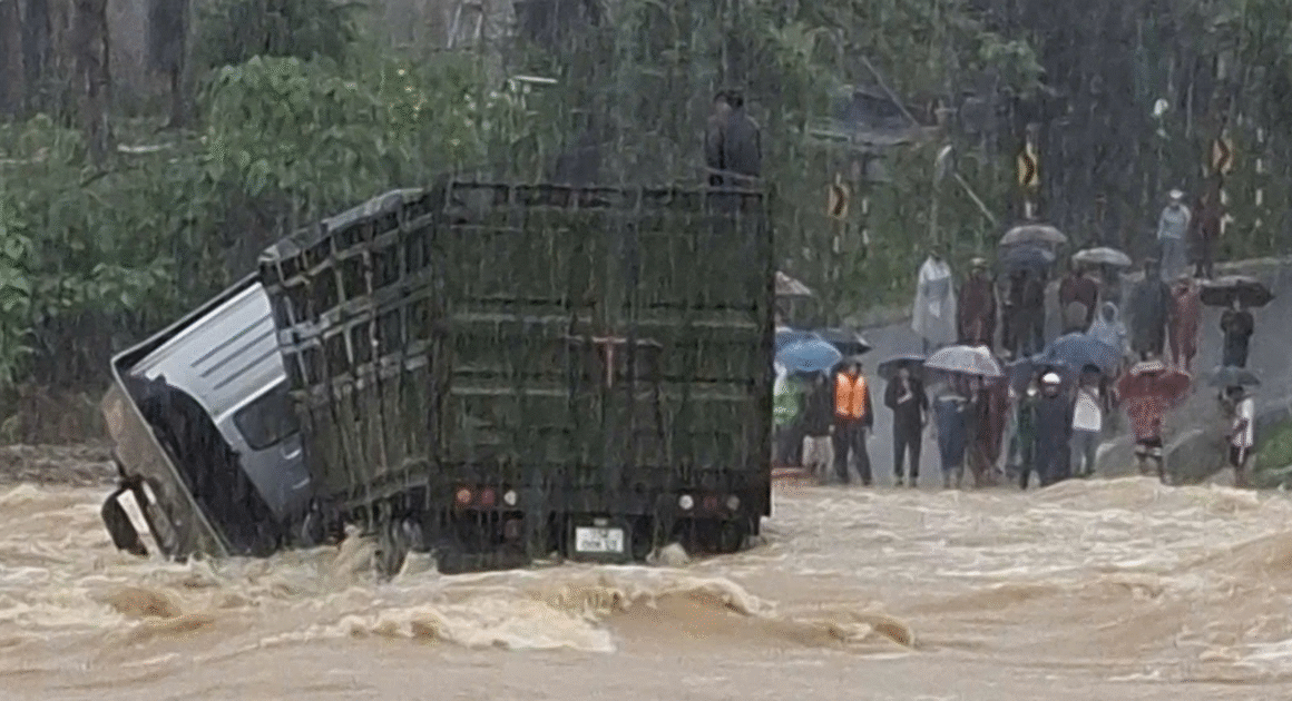 DỰ BÁO THỜI TIẾT NGÀY HÔM NAY 23.11 VÀ NGÀY 24.11: MIỀN TRUNG “NGẬP TRÀN” MƯA LỚN, CÓ NƠI TRÊN 250 MM!