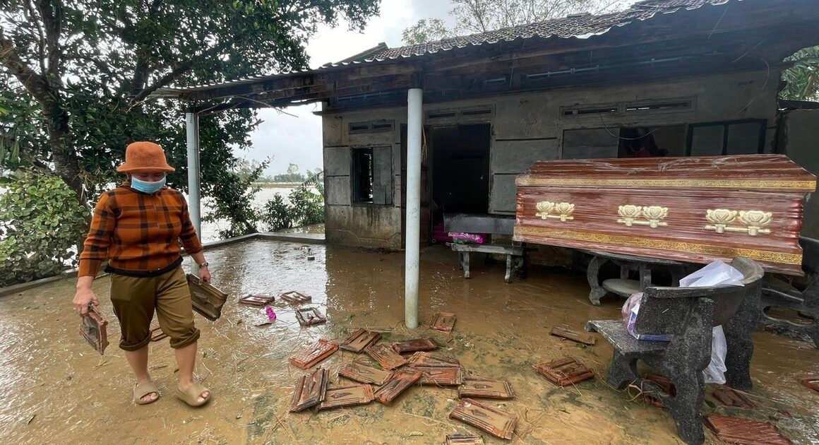 BÀ LÊ THỊ CÚC NẰM LẤY LẠI GIỮA BIỂN NƯỚC GẦN 4 NGÀY, KHÔNG CÒN BỘ ĐỒ KHÔ ĐỂ KHÂM LIỆM ẤY LÀ GÌ ĐỂ ĐẨY NÀY NỖI ĐAU VÀO THIÊN TÀI?