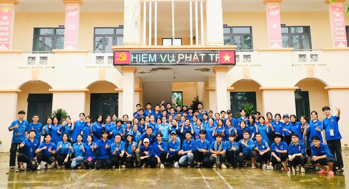 GẦN 90 ĐOÀN VIÊN, SINH VIÊN ĐH SƯ PHẠM ĐÀ NẴNG HÀNH ĐỘNG NGAY SAU MƯA LŨ, CHUNG TAY KHẮC PHỤC HẬU QUẢ THIÊN TAI!