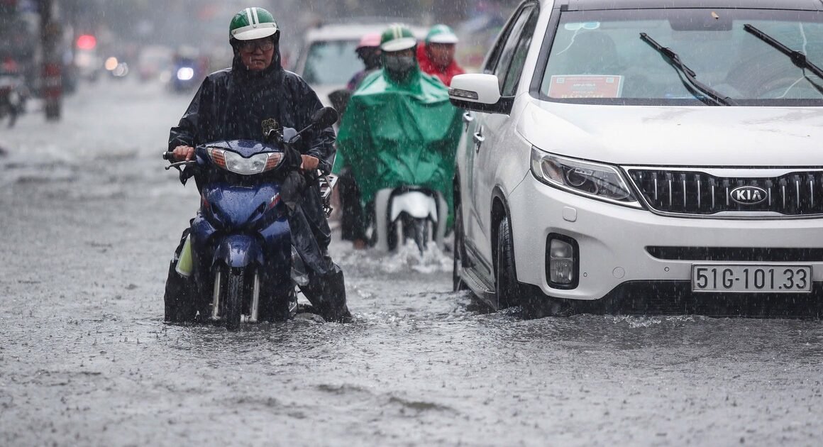 KHÔNG THỂ BỎ LỠ: MƯA LỚN VÀ ĐẬM ĐÀ SẼ ĐÁNH THỨC TP.HCM CHIỀU NAY!