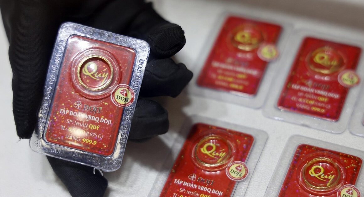 VÌ SAO GIÁ VÀNG GIẢM MẠNH, NGƯỜI MUA LO LẮNG LỖ ĐỨNG?