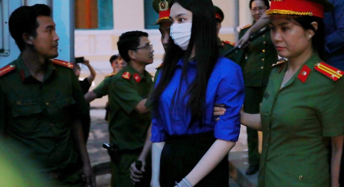 HOA HẬU HÒA BÌNH QUỐC TẾ 2021 BỊ XỬ PHẠT NẶNG, AI SẼ NGƯNG LẠI CHIẾC HÀNH TRÌNH ÁNH ĐỒNG?