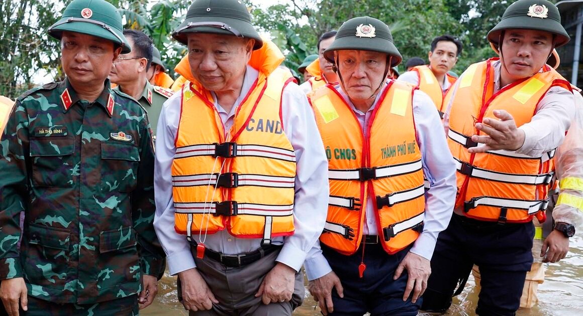 TỔNG BÍ THƯ TÔ LÂM ĐÃ ĐẾN THĂM HỎI VÀ TẶNG QUÀ NGƯỜI DÂN HUẾ, GÓP PHẦN ĐỘNG VIÊN ĐỐI PHÓ VỚI THẢM HOẠN MƯA LŨ LỊCH SỬ