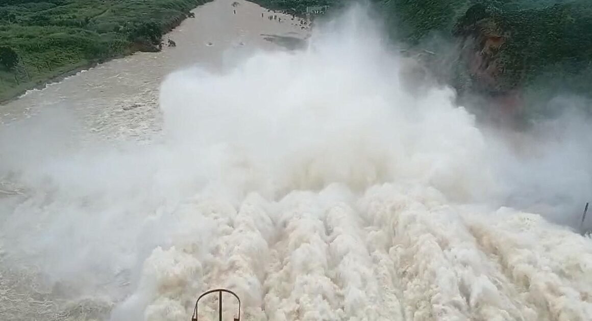 PHÓ CHỦ TỊCH UBND TỈNH ĐỒNG NAI ĐẾN THĂM, ĐỘNG VIÊN VÀ TẶNG QUÀ NGƯỜI DÂN BỊ ẢNH HƯỞNG NẠN LŨ DO THỦY ĐIỆN XẢ TRÀN!