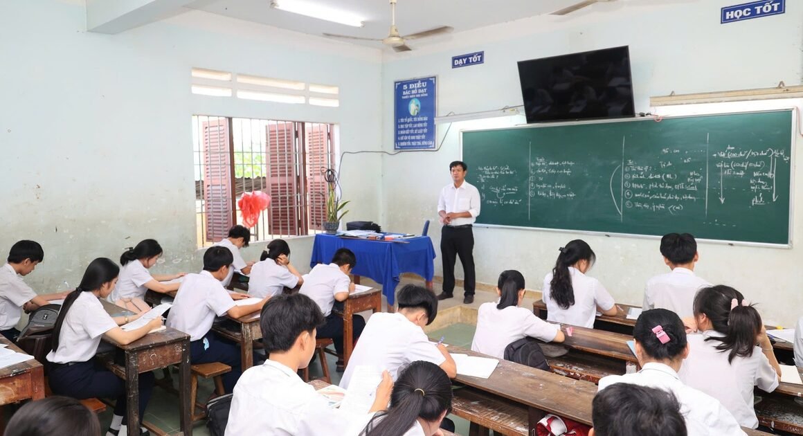 BẤT NGỜ: KHÁNH HÒA ĐỀ XUẤT GIAO QUYỀN TUYỂN DỤNG GIÁO VIÊN CHO CẤP XÃ, ĐÒI HỎI ĐIỀU ĐỘNG VÀ THUYÊN CHUYỂN TRONG TRƯỜNG CÔNG !