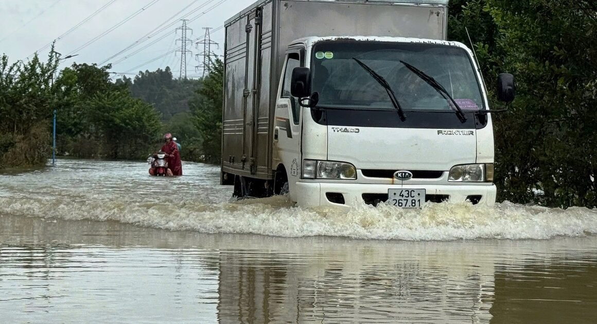 LŨ LỤT LỊCH SỬ VỪA RÚT, Đà Nẵng NỨT LẠI CHIỀU DÀI NGUY HIỂM TỪ THƯỢNG NGUỒN!