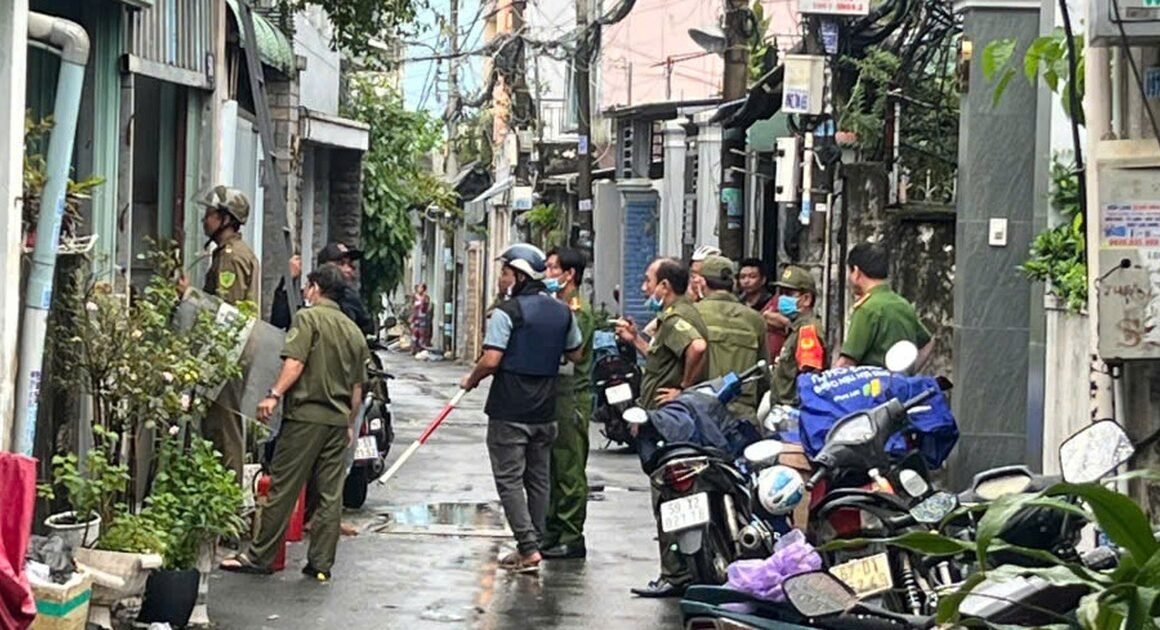 MỘT NGƯỜI ĐÀN ÔNG BẤT THƯỜNG TẤN CÔNG HÀNG XÓM RỒI CHIẾM ĐÓNG TRONG NGÔI NHÀ KHÔNG CHO AI CƯỚP, CÙNG HÀNH ĐỘNG GÂY BỐC LOẠN CẢ KHU PHỐ!