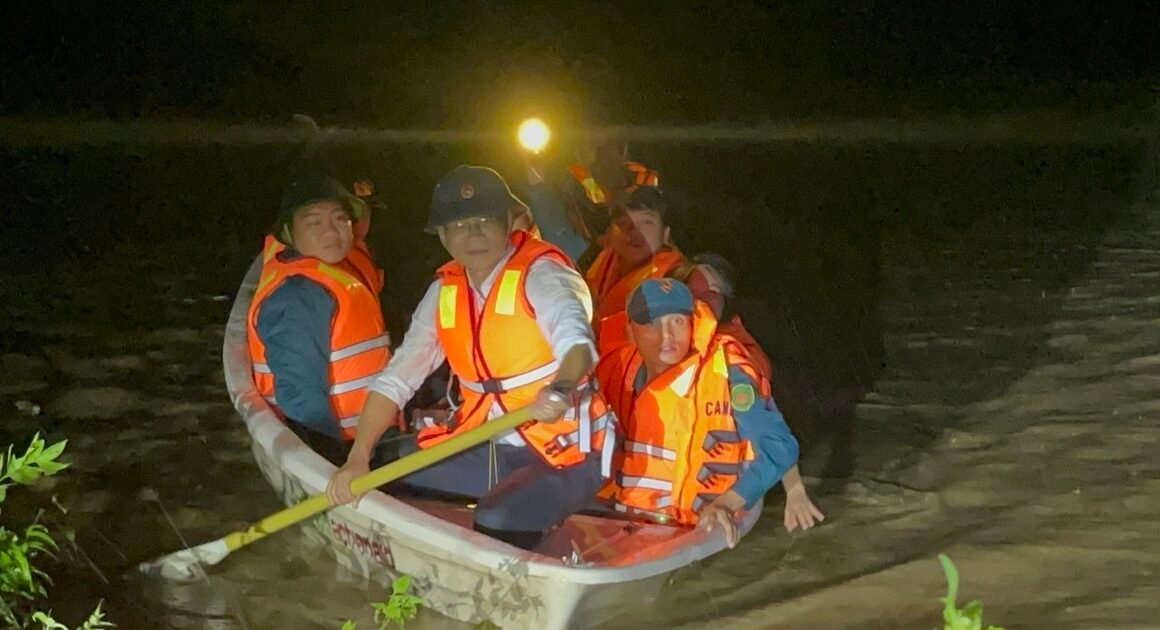 CHỦ TỊCH XÃ VƯỢT LŨ CÙNG THUYỀN BỊ GÃY CHÂN VỊT, CỨU MỌI NGƯỜI AN TOÀN