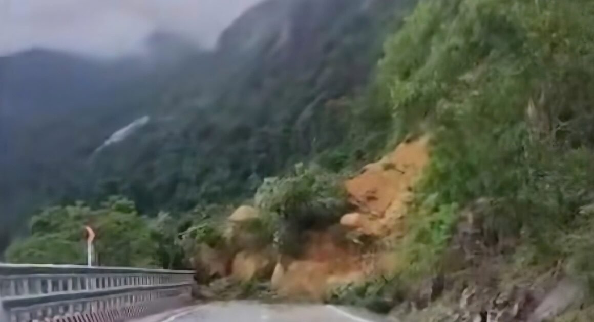 BA CHUYẾN XE CHỞ HOA ĐÀ LẠT BỊ MẮC KẸT GIỮA SỤT LỞ ĐÈO KHÁNH LÊ, TÀI XẾ BỊ CÔ LẬP SUỐT 2 NGÀY – AI CẬP CẬN, ĐƯỢC GIÚP ĐƯỢC GÌ?