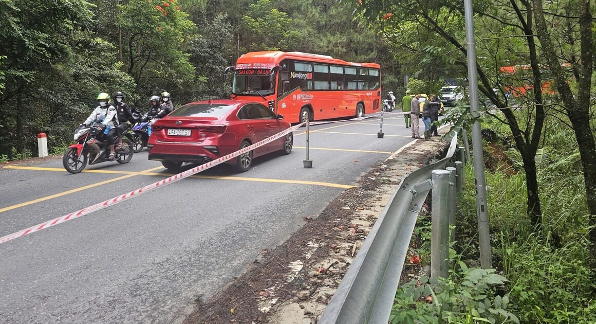 HÀNG RÀO CẢNH BÁO GẬY TRÊN ĐÈO MIMOSA: RẮC RỐI GIAO THÔNG ĐANG DIỄN RA!