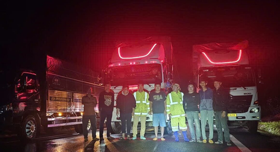 KHI ĐOÀN XE BỊ CẶN KẸT GIỮA ĐÈO KHÁNH LÊ, LỰC LƯỢNG CÔNG AN VÀ PCCC LẠI CỨU NGƯỜI NHƯ THẾ NÀO?