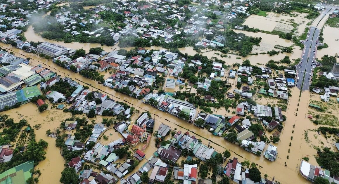 NHA TRANG VẬN ĐÒI BÁO ĐỘNG NGUY HIỂM MỦI LŨ THỨ HAI CHỈ SAU KHI ĐƯỢC CỨU CHUỘC TRẬN NGẬP LỤT KỶ LỤC