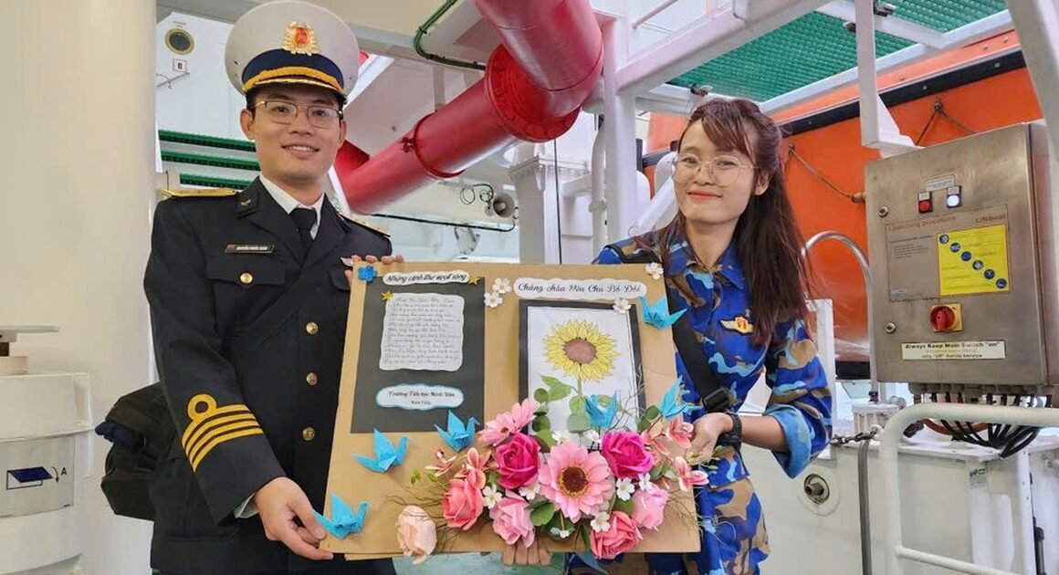 KHÔNG NGỜ CHIẾN SĨ LẠI NHẬN ĐƯỢC HÀNG TRĂM LÁ THƯ TỪ CÁC EM HỌC SINH QUANG TRUNG!