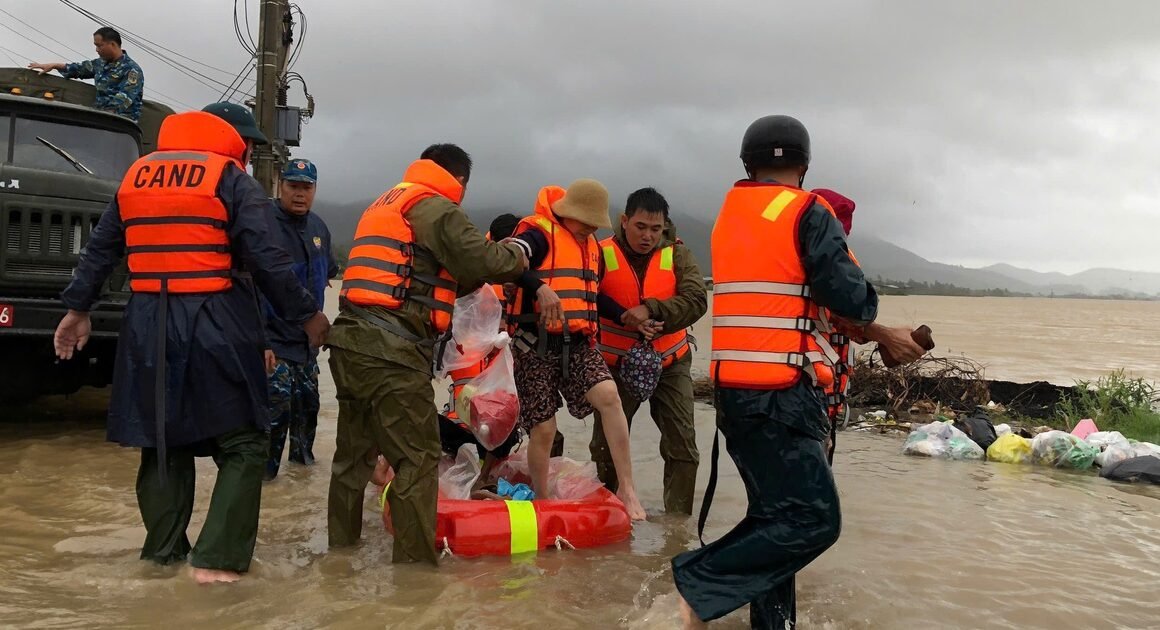 ĐẮK LẮK PHẢI ĐỐI MẶT VỚI NGẬP LỤT LỊCH SỬ, TIẾN HÊN HÀNG NGHÌN NGƯỜI DÙNG TÒ VÒI SƠ TÁN CẬP BỊ CÔ LẬP!