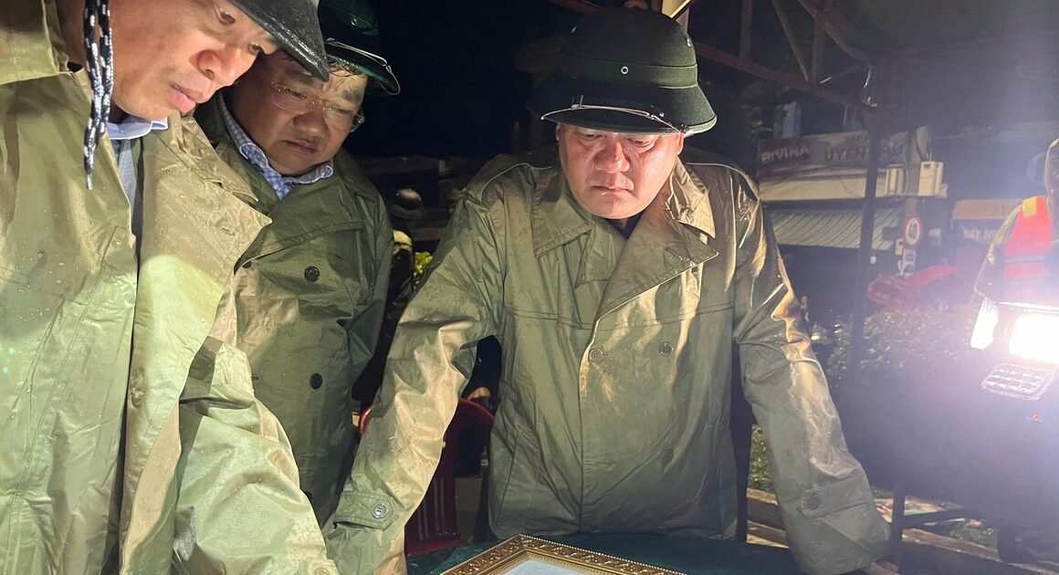 TÂN CHỦ TỊCH UBND TỈNH KHÁNH HÒA ĐẾN TÂY NHA TRANG KIỂM TRA LŨ LỤT VÀ RA EXTREME HUY ĐỘNG CÁC LỰC LƯỢNG SƠ TÁN CỨU NẠN!