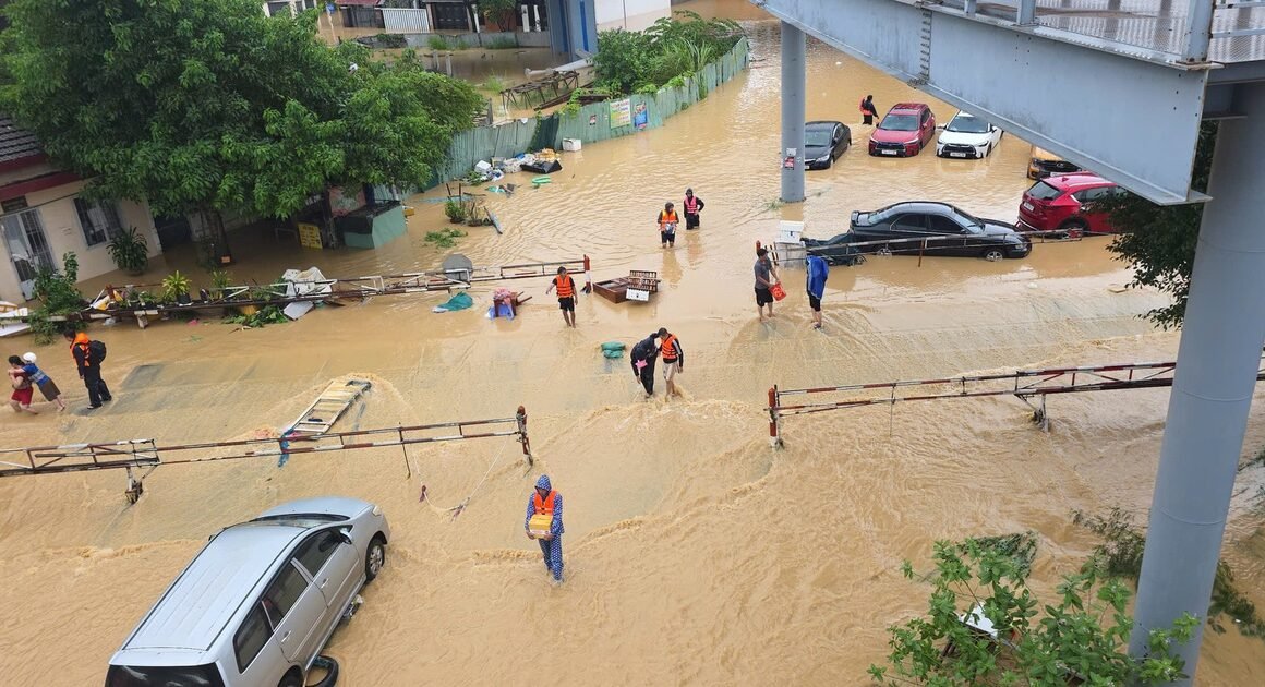 KHÁNH HÒA, ĐẮK LẮK, GIA LAI NGẬP TRỞ THÀNH BIỂN NƯỚC, GÂY CHO NGƯỜI DÂN KHÓ KHĂN VÌ GIAO THÔNG, LIÊN LẠC MẤT TÍCH!