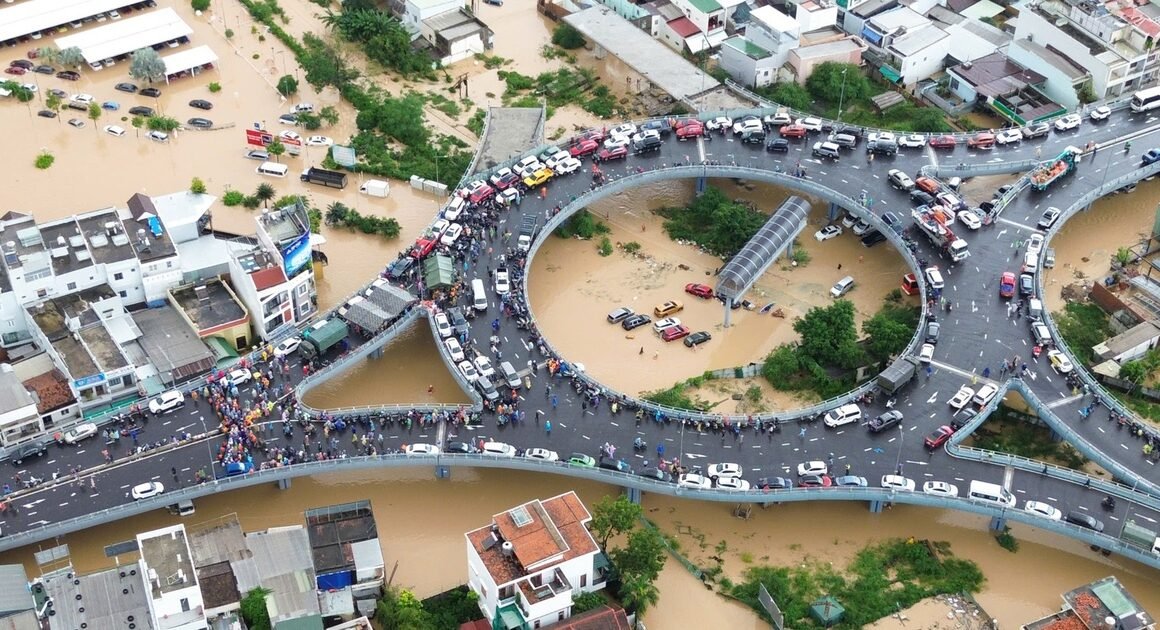 KHÓ KHĂN CHƯA KẾT THÚC: VÙNG TÂY NHA TRANG NGẬP TRÀN NƯỚC, CỨU HỘ VỤNG VỀ VIỆC ĐẾN ĐÂU?